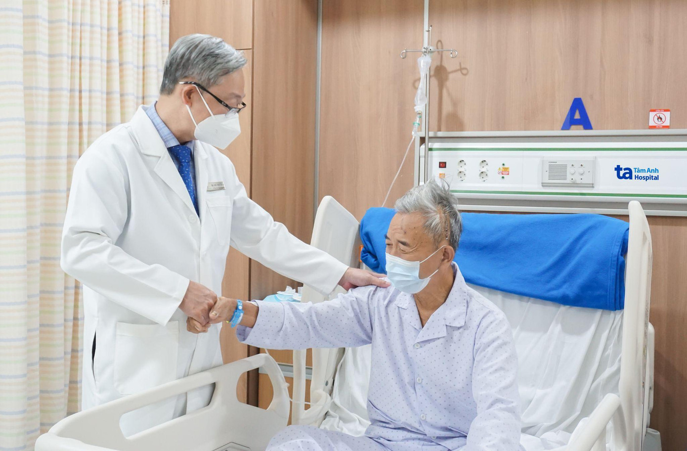 ThS.BS.CKII Chu Tấn Sĩ khám cho ông Doanh một tuần sau mổ đột quỵ xuất huyết não tại Bệnh viện Đa khoa Tâm Anh TP.HCM. Ảnh: Bệnh viện Đa khoa Tâm Anh. ThS.BS.CKII Chu Tấn Sĩ khám cho ông Doanh một tuần sau mổ đột quỵ xuất huyết não tại Bệnh viện Đa khoa Tâm Anh TP.HCM. Ảnh: Bệnh viện Đa khoa Tâm Anh.