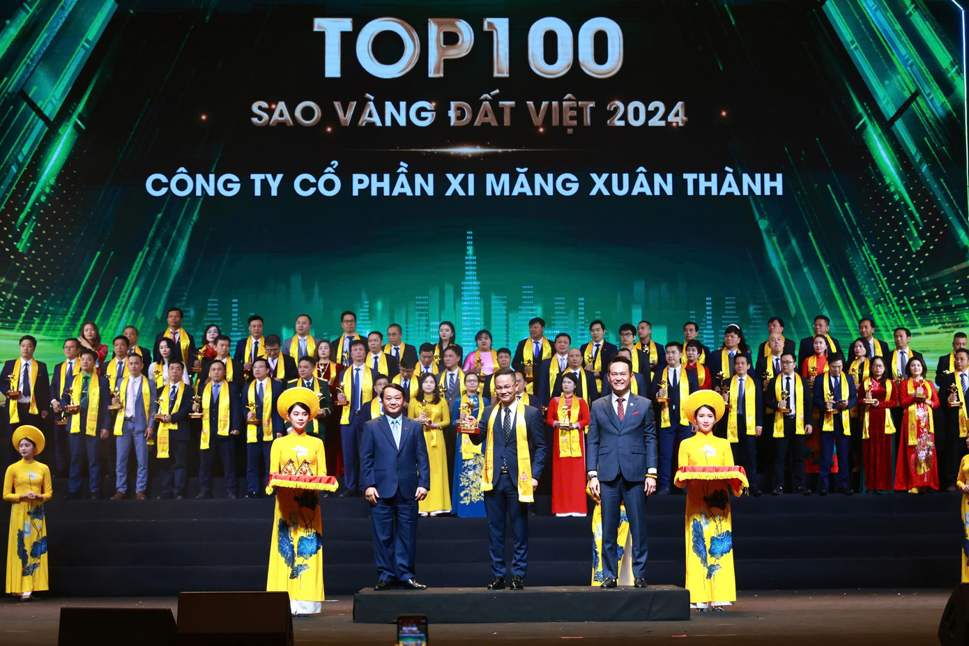 Ông Hoàng Văn Trí - Giám đốc Kinh doanh Công ty cổ phần xi măng Xuân Thành nhận giải thưởng Top 100 Giải thưởng Sao Vàng đất Việt 2024 Ông Hoàng Văn Trí - Giám đốc Kinh doanh Công ty cổ phần xi măng Xuân Thành nhận giải thưởng Top 100 Giải thưởng Sao Vàng đất Việt 2024