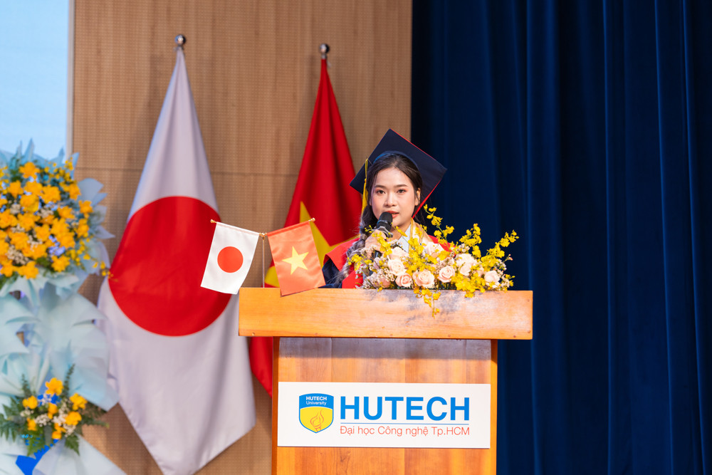 Tân cử nhân Nguyễn Thị Quyên đại diện các tân khoa phát biểu trong ngày vui tốt nghiệp Tân cử nhân Nguyễn Thị Quyên đại diện các tân khoa phát biểu trong ngày vui tốt nghiệp