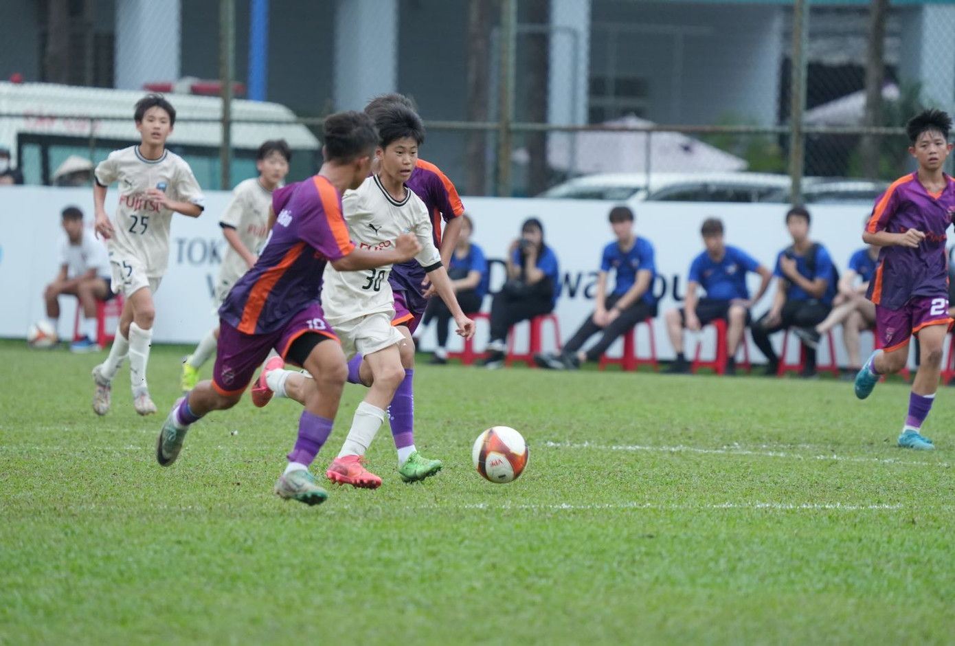 Các cầu thủ thi đấu sau lễ khai mạc Các cầu thủ thi đấu sau lễ khai mạc