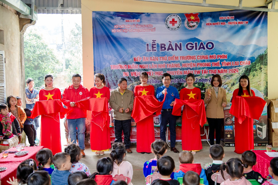 Lễ cắt băng khánh thành công trình bếp ăn bán trú tại Điểm trường Cung Mù Phìn, trường Mầm non Lản Nhì Thàng, bản Cung Mù Phìn, xã Lản Nhì Thàng, huyện Phong Thổ, tỉnh Lai Châu. Lễ cắt băng khánh thành công trình bếp ăn bán trú tại Điểm trường Cung Mù Phìn, trường Mầm non Lản Nhì Thàng, bản Cung Mù Phìn, xã Lản Nhì Thàng, huyện Phong Thổ, tỉnh Lai Châu.