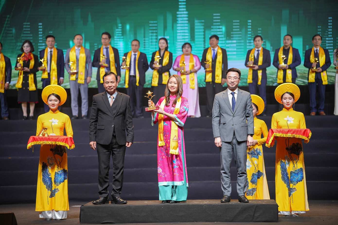 Đại diện Golf Long Thành đón nhận giải thưởng Sao vàng Đất Việt 2024