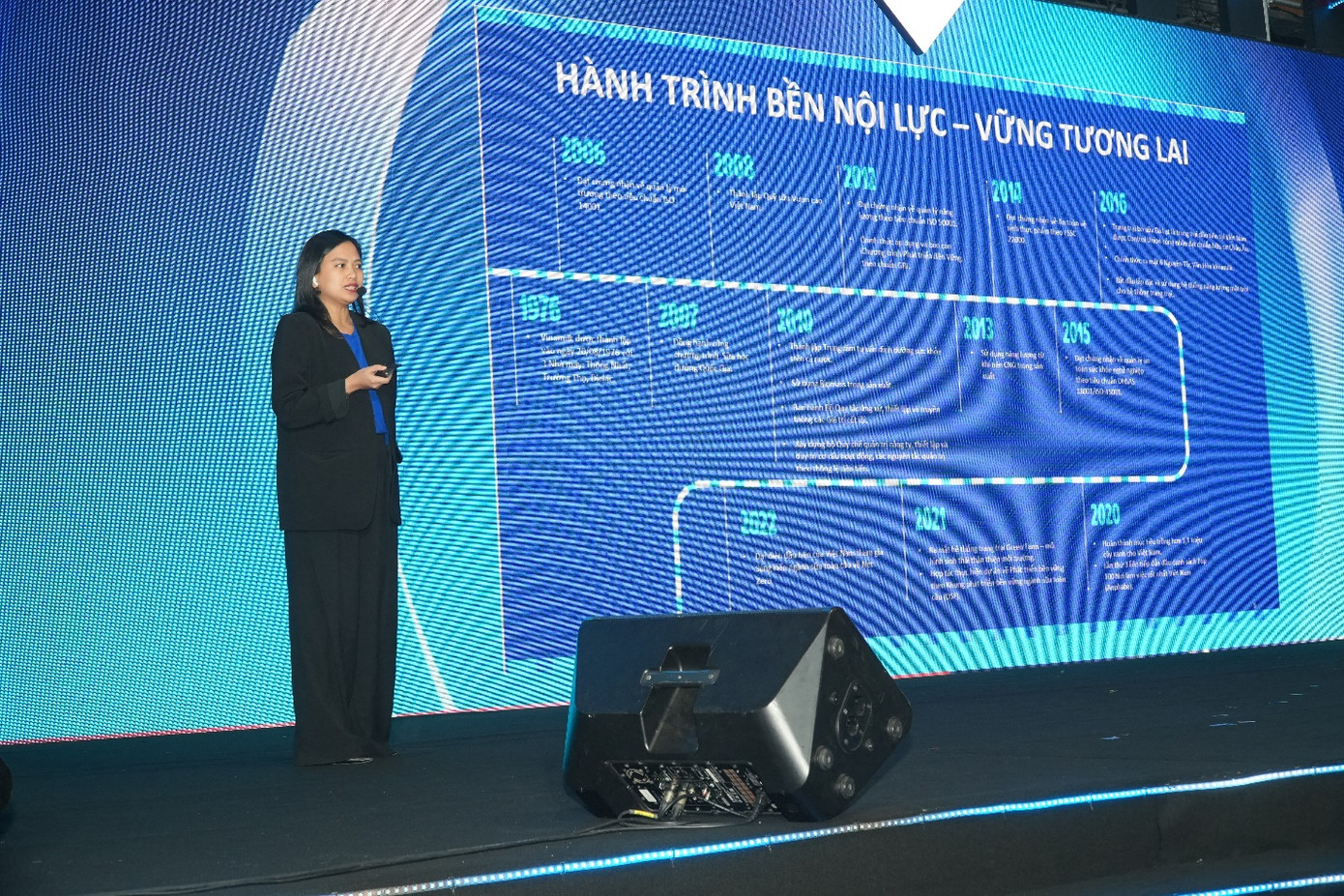 Trưởng bộ phận Truyền thông Vinamilk, bà Lê Thị Trâm Anh trình bày về một thập niên sáng tạo, quảng cáo số của Vinamilk.