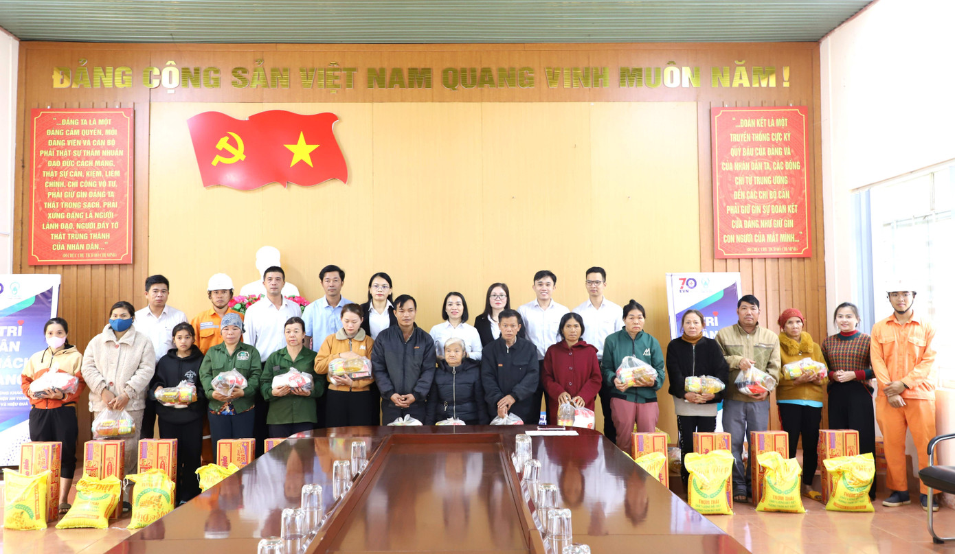 Tặng quà cho các hộ gia đình khó khăn vùng sâu vùng xa