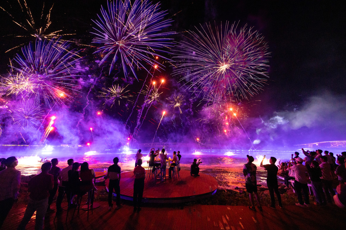 Phú Quốc có thêm nhiều sản phẩm du lịch đặc sắc mới, trong đó có nhà hàng bia Sun Bavaria GastroPub, nơi du khách vừa ăn vừa xem show Symphony of the Sea