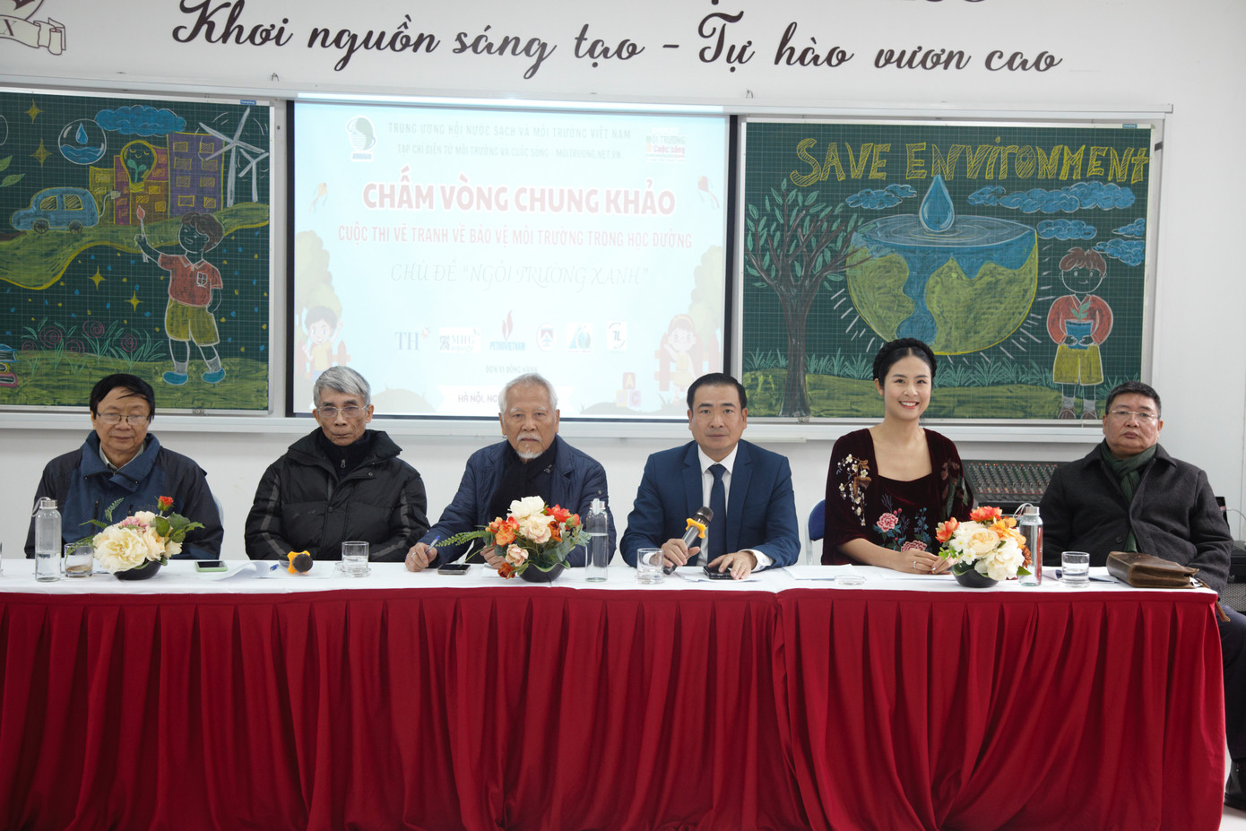 Ban giám khảo Cuộc thi vẽ tranh về Bảo vệ môi trường trong học đường chủ đề “Ngôi trường xanh