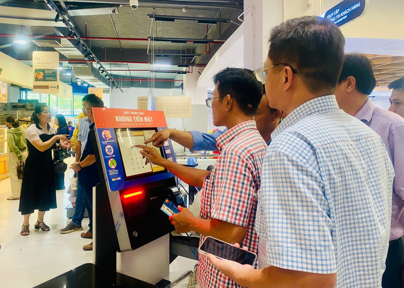Co.opmart áp dụng quầy thanh toán không tiền mặt