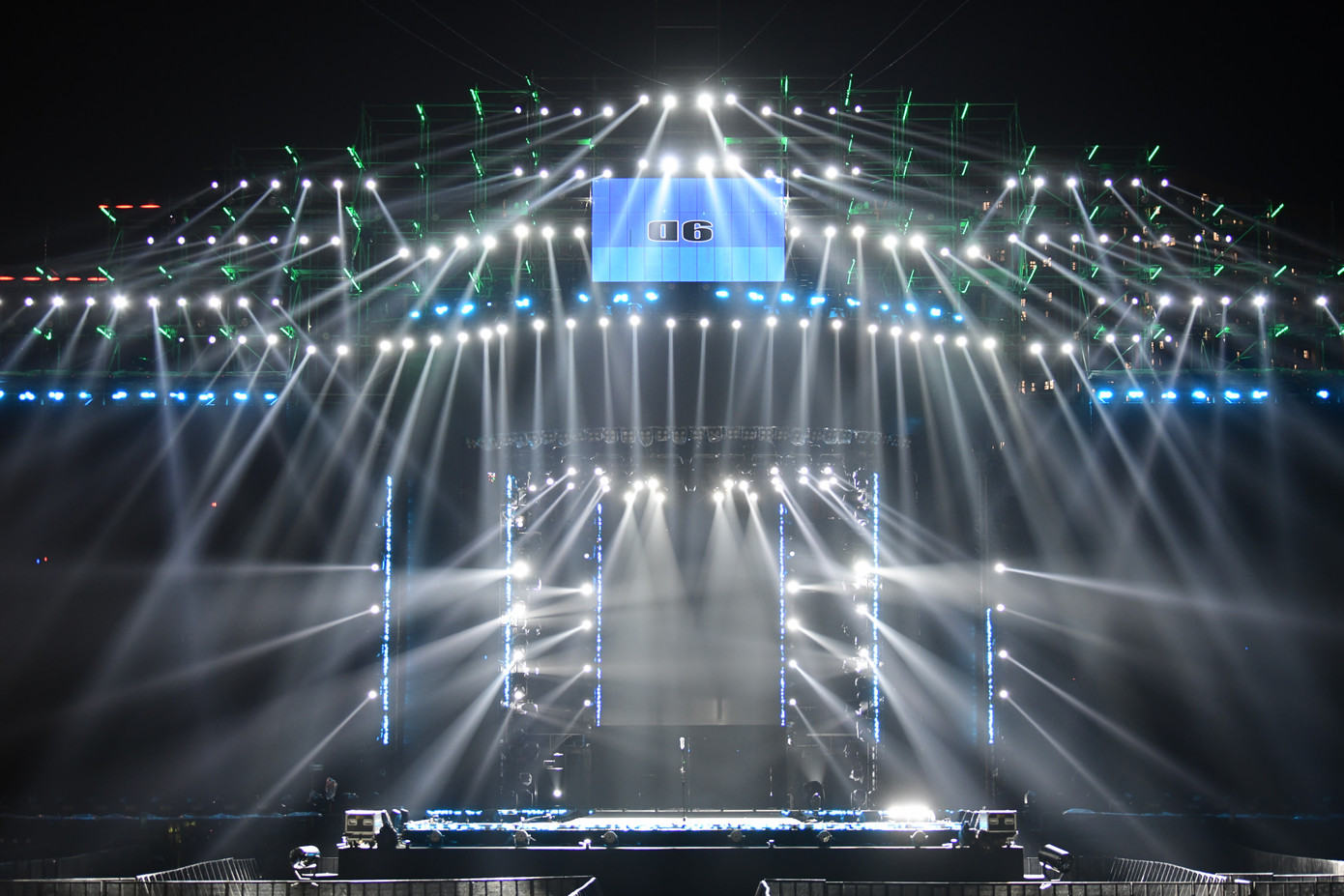 Siêu nhạc hội 8WONDER Winter sử dụng hệ thống công suất lớn, toàn bộ đều đạt chuẩn quốc tế chuyên được sử dụng trong các liveshow đình đám thế giới. Dàn setup thuộc hàng “khủng long” này không chỉ tạo hiệu ứng âm thanh sống động, mà còn vang rộng hơn, mời gọi tất cả khán giả đắm chìm vào sự thăng hoa của âm nhạc.