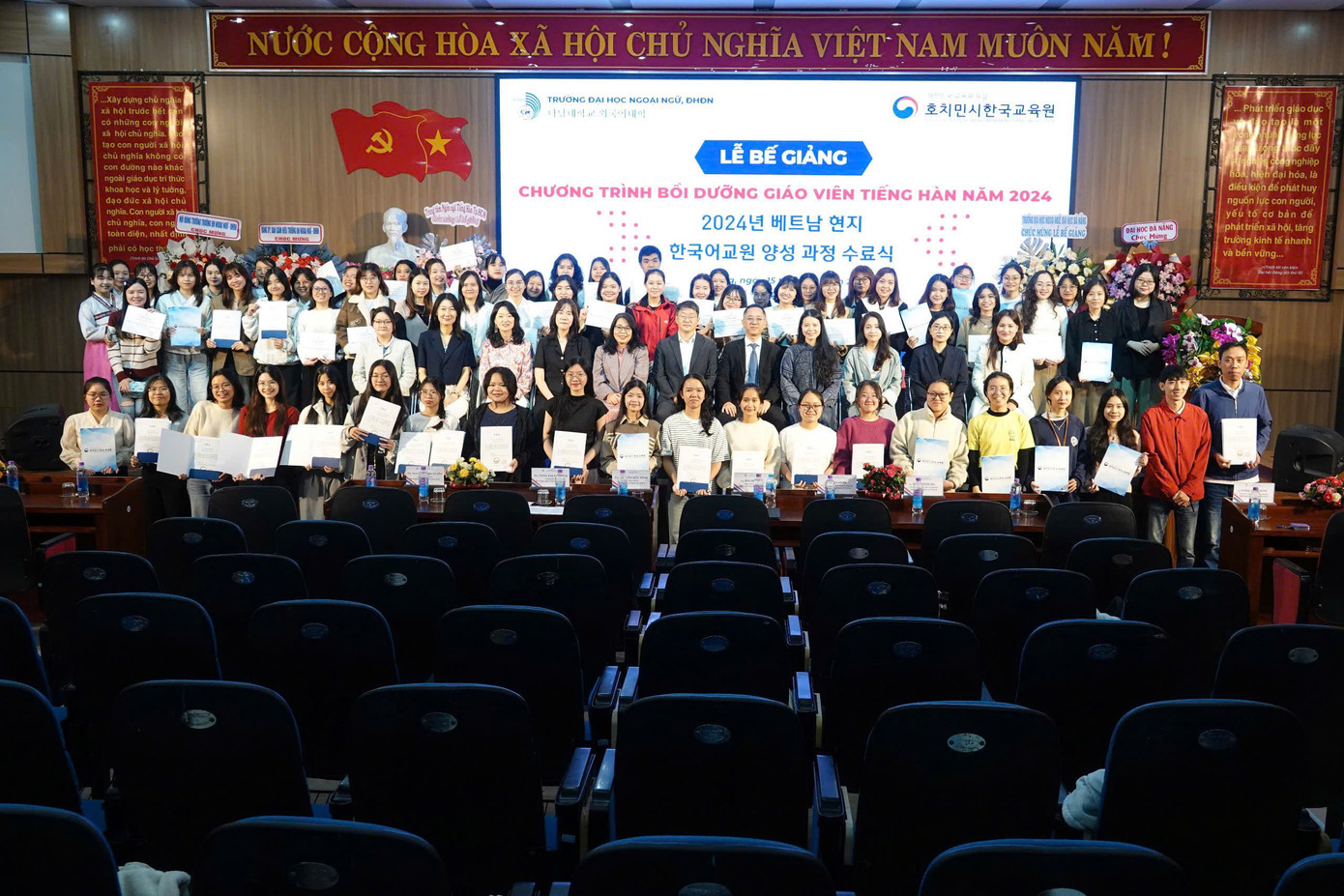 Lễ bế giảng Chương trình bồi dưỡng giáo viên tiếng Hàn đầu tiên tại miền Trung. Lễ bế giảng Chương trình bồi dưỡng giáo viên tiếng Hàn đầu tiên tại miền Trung.