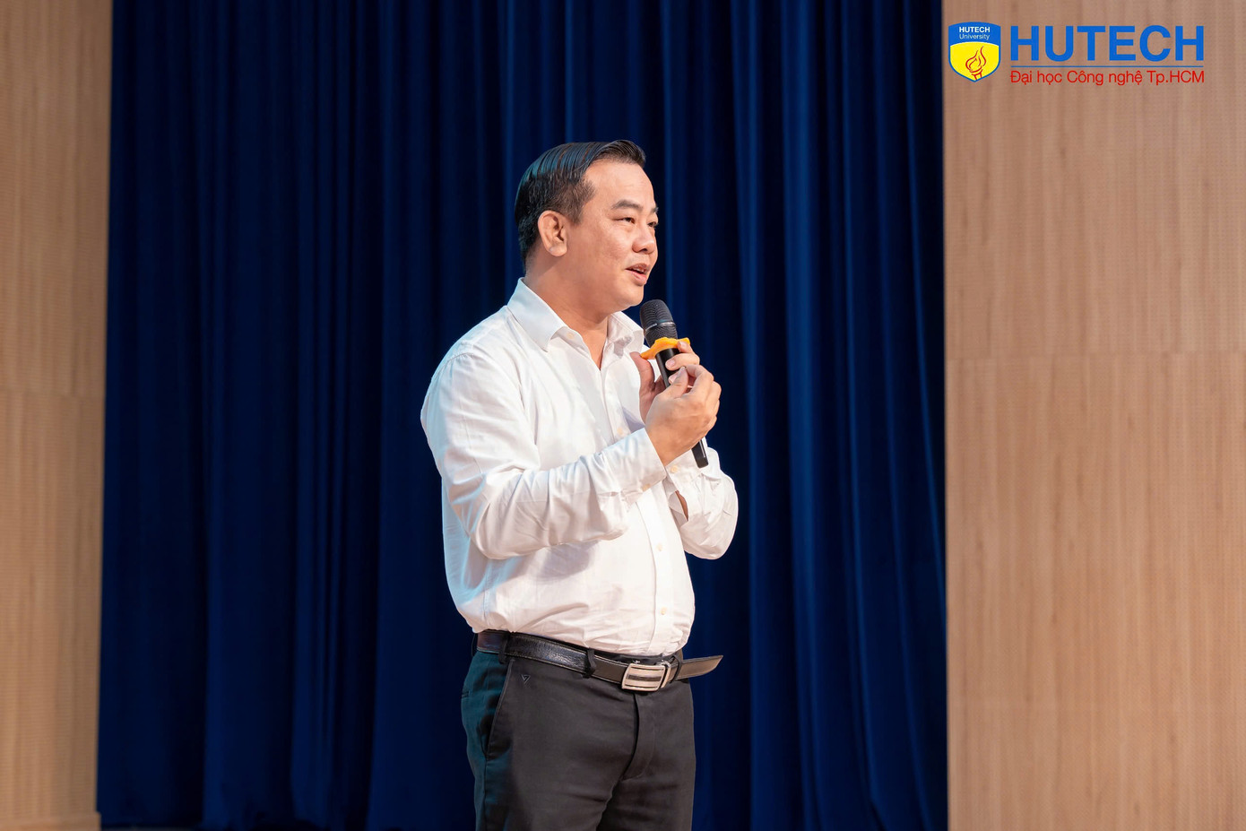 Diễn giả Phan Vĩnh Thọ chia sẻ nhiều thông tin giá trị về viết CV và phỏng vấn đến sinh viên Diễn giả Phan Vĩnh Thọ chia sẻ nhiều thông tin giá trị về viết CV và phỏng vấn đến sinh viên