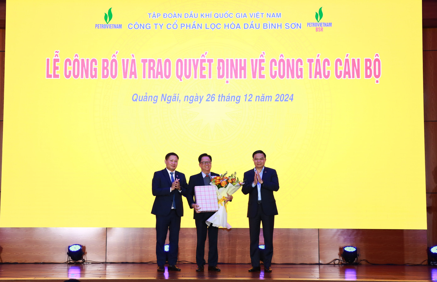 Ban lãnh đạo Tập đoàn Dầu khí Việt Nam tặng hoa, quà tri ân ông Nguyễn Văn Hội