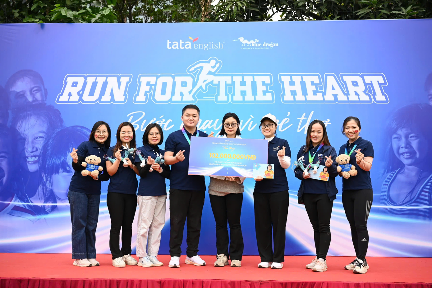 Đại diện TATA English và Blue Dragon Foundation trao tặng số tiền gây quỹ