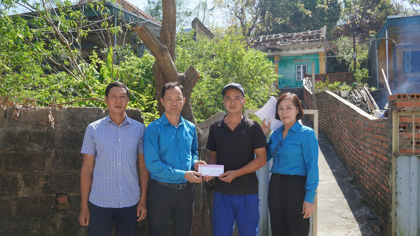 Công đoàn Công ty CP than Hà Lầm tổ chức thăm hỏi, động viên gia đình cán bộ, công nhân viên bị ảnh hưởng bởi bão số 3 – Yagi