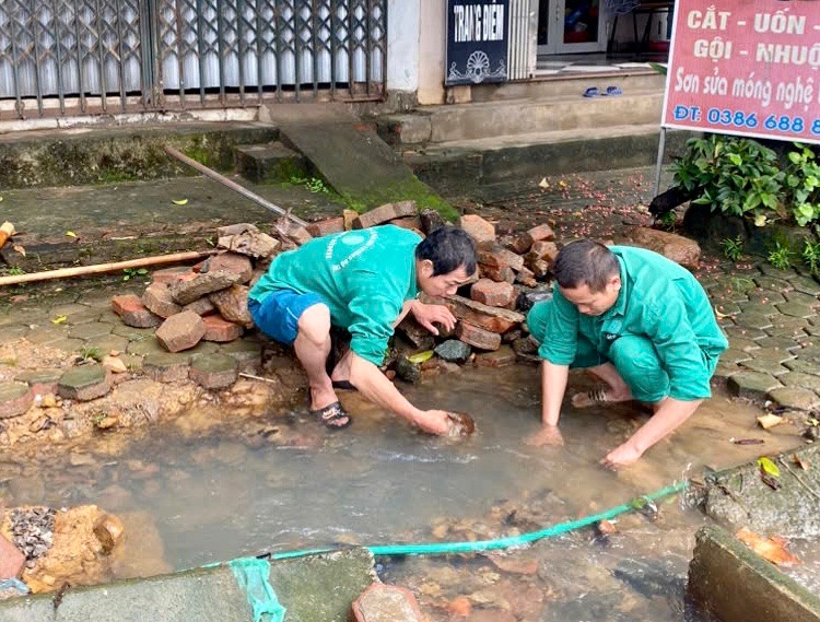 Khẩn trương khắc phục những sự cố cấp thoát nước xảy ra trên địa bàn tỉnh. (Ảnh: CTV)