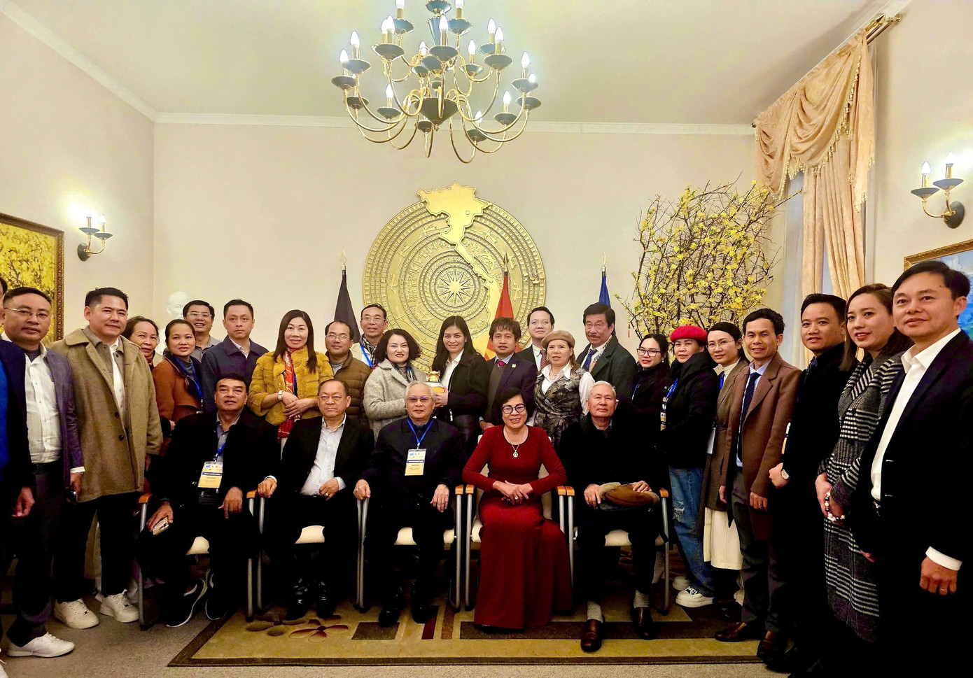 Trong khuôn khổ Hội nghị Thượng đỉnh Khoa học & Kinh tế Toàn cầu tại Đức, đoàn đại biểu Việt Nam tới thăm và làm việc tại Đại sứ quán Việt Nam tại Berlin Trong khuôn khổ Hội nghị Thượng đỉnh Khoa học & Kinh tế Toàn cầu tại Đức, đoàn đại biểu Việt Nam tới thăm và làm việc tại Đại sứ quán Việt Nam tại Berlin