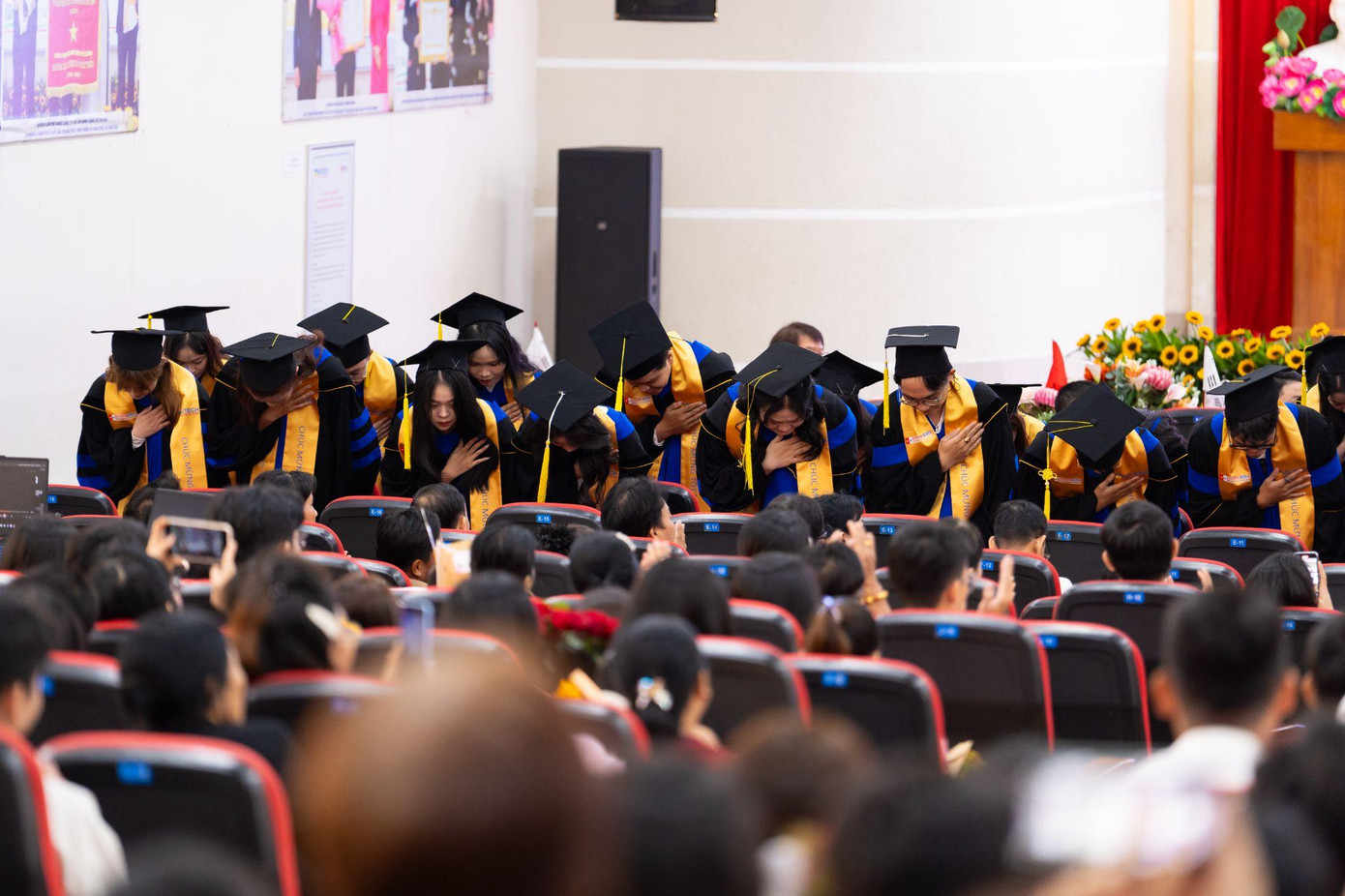 Nghi thức tri ân đầy tự hào và cảm xúc Nghi thức tri ân đầy tự hào và cảm xúc