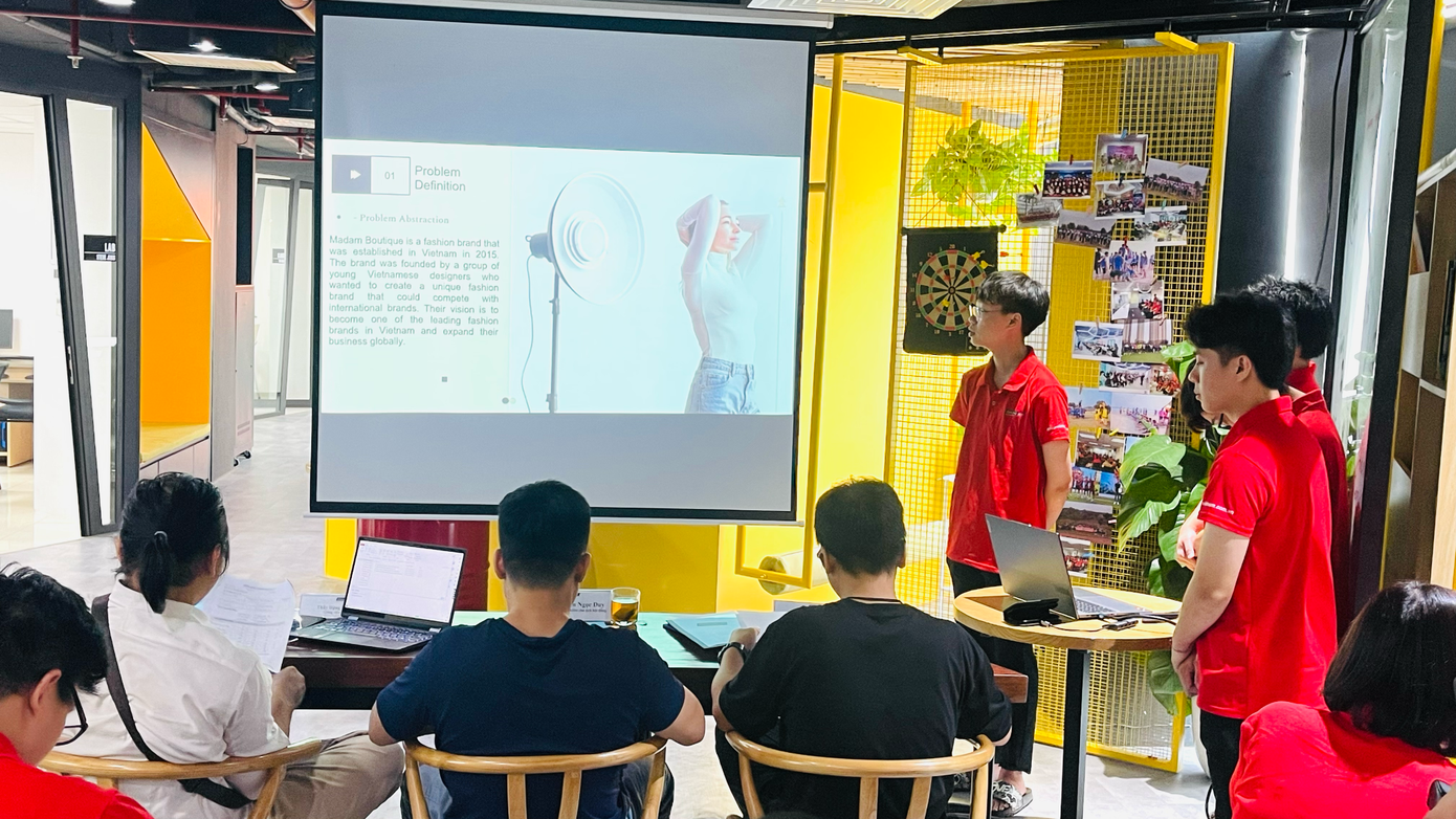 Học viên Aptech tại 19 Lê Thanh Nghị trong buổi bảo vệ đồ án với sản phẩm phần mềm tự thực hiện dưới sự hướng dẫn của các chuyên gia Học viên Aptech tại 19 Lê Thanh Nghị trong buổi bảo vệ đồ án với sản phẩm phần mềm tự thực hiện dưới sự hướng dẫn của các chuyên gia