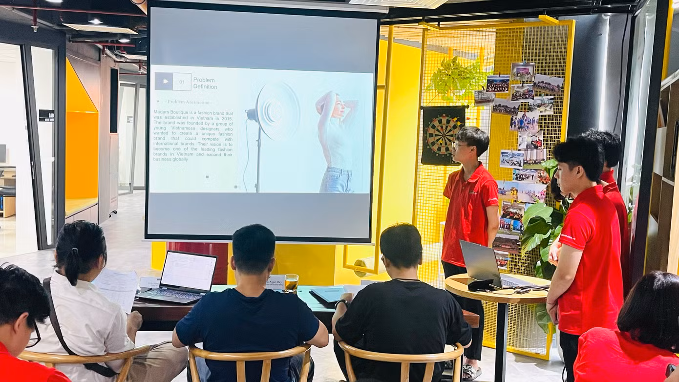 Học viên Aptech tại 19 Lê Thanh Nghị trong buổi bảo vệ đồ án với sản phẩm phần mềm tự thực hiện dưới sự hướng dẫn của các chuyên gia