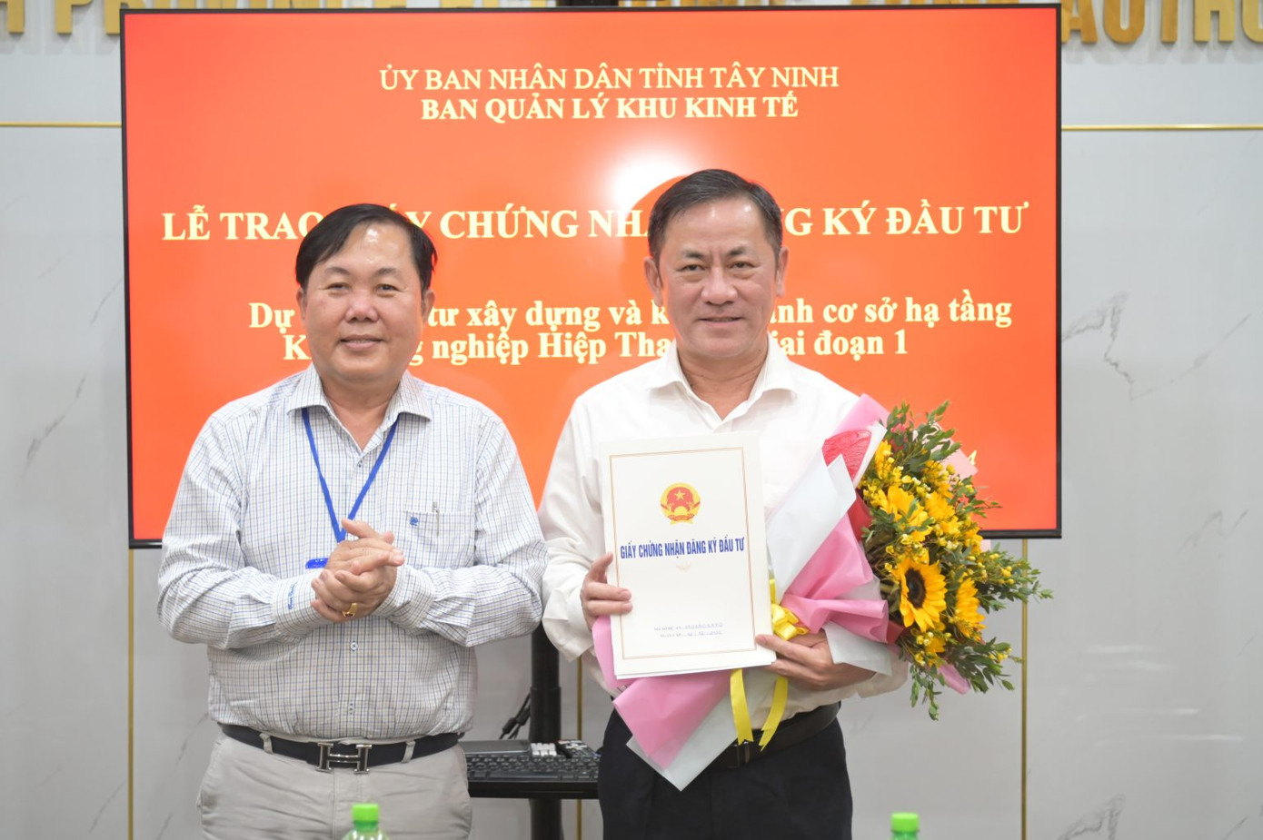 Ông Trương Văn Hùng – Trưởng Ban Quản lý Khu kinh tế tỉnh Tây Ninh trao chứng nhận đăng ký đầu tư dự án Khu công nghiệp Hiệp Thạnh giai đoạn 1 cho Phó TGĐ VRG Đỗ Hữu Phước.