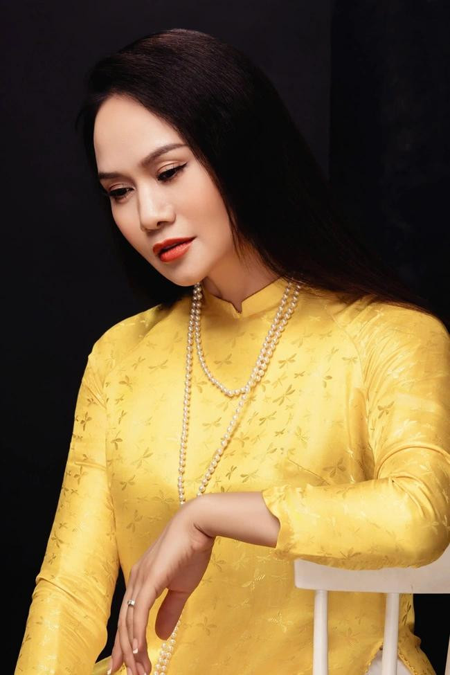 NSND Mai Hoa hát "Café phố" trong album