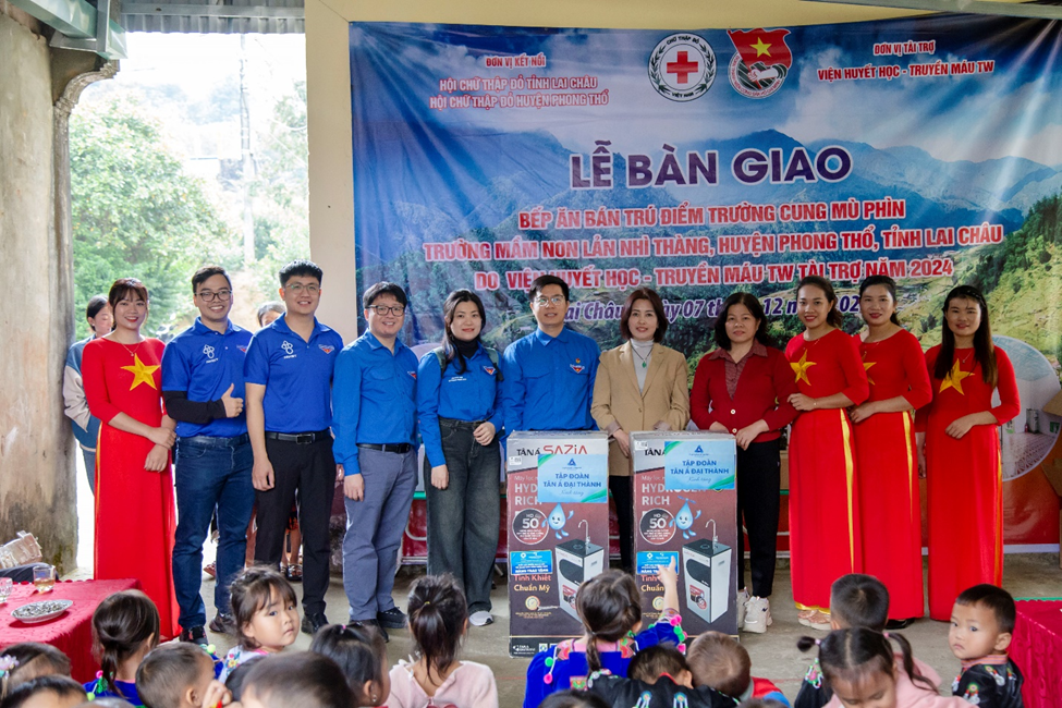 Bí thư Đoàn Thanh niên Viện Huyết học - Truyền máu Trung ương Nguyễn Quốc Huy thay mặt nhà tài trợ trao tặng 02 máy lọc nước từ Tập đoàn Tân Á Đại Thành cho trường Mầm non Lản Nhì Thàng. Bí thư Đoàn Thanh niên Viện Huyết học - Truyền máu Trung ương Nguyễn Quốc Huy thay mặt nhà tài trợ trao tặng 02 máy lọc nước từ Tập đoàn Tân Á Đại Thành cho trường Mầm non Lản Nhì Thàng.