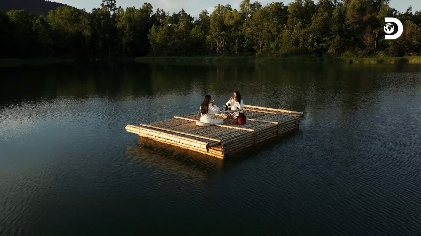 Á hậu Miss USA Chhavi Verg và Hoa hậu Hòa bình Quốc tế Thùy Tiên trải nghiệm trọn vẹn cà phê và lối sống cà phê tại vùng đất M'Đrắk, “nơi khởi sinh triết lý Cà phê Đạo”.