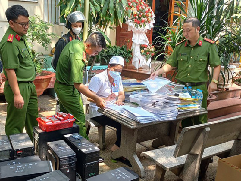 Công an đã triệt phá thành công nhiều đường dây làm giả giấy khám sức khỏe để trục lợi. Công an đã triệt phá thành công nhiều đường dây làm giả giấy khám sức khỏe để trục lợi.