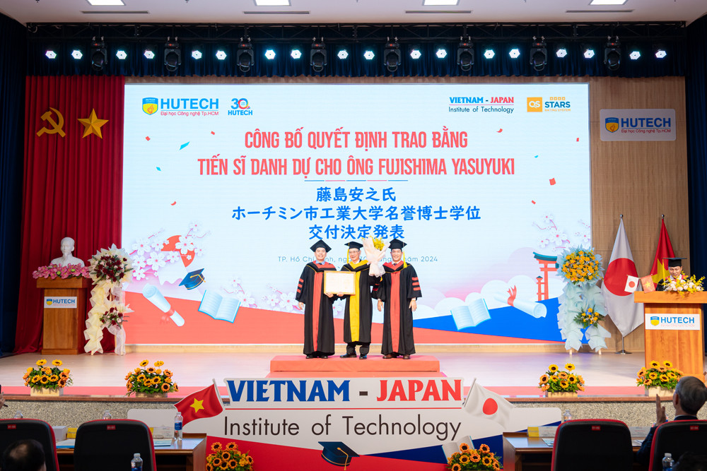 HUTECH trao bằng Tiến sĩ danh dự cho ông Fujishima Yasuyuki - Nhà đồng sáng lập và Cố vấn cấp cao của VJIT HUTECH trao bằng Tiến sĩ danh dự cho ông Fujishima Yasuyuki - Nhà đồng sáng lập và Cố vấn cấp cao của VJIT
