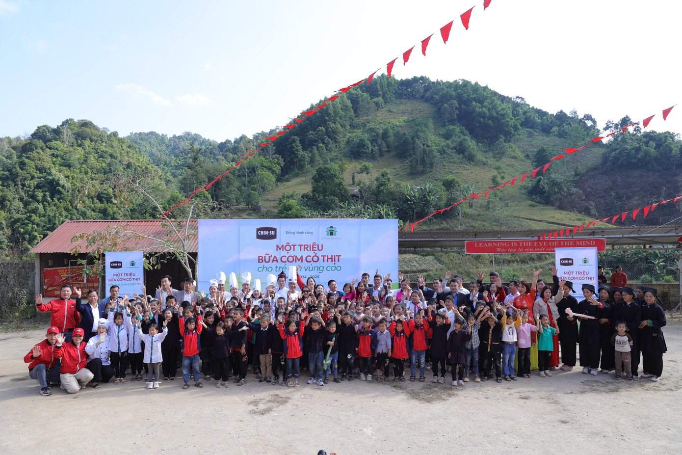 CHIN-SU “Một triệu bữa cơm có thịt” đã tạo ra một hoạt động ý nghĩa, ghi dấu ấn hành trình “Tiếp sức học trò - Tiếp lửa thầy cô” trong ngày 20/11 đáng nhớ. CHIN-SU “Một triệu bữa cơm có thịt” đã tạo ra một hoạt động ý nghĩa, ghi dấu ấn hành trình “Tiếp sức học trò - Tiếp lửa thầy cô” trong ngày 20/11 đáng nhớ.