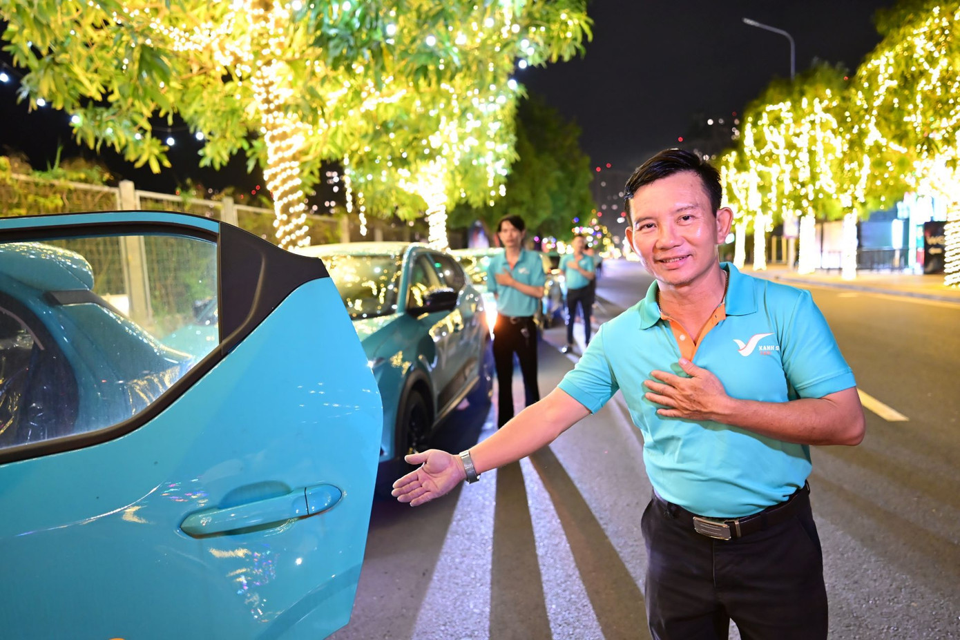 “Đây là lần đầu tiên tôi tham gia phục vụ tại một sự kiện âm nhạc lớn. Cảm thấy vui khi giúp hành khách không chỉ đi lại thuận mái mà còn góp phần bảo vệ môi trường nhờ sử dụng xe điện”, tài xế Xanh SM cho biết. “Đây là lần đầu tiên tôi tham gia phục vụ tại một sự kiện âm nhạc lớn. Cảm thấy vui khi giúp hành khách không chỉ đi lại thuận mái mà còn góp phần bảo vệ môi trường nhờ sử dụng xe điện”, tài xế Xanh SM cho biết.