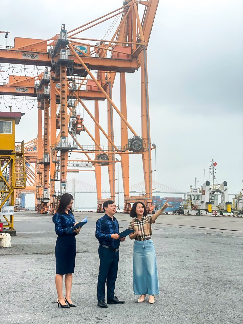 Đại diện Bảo hiểm PVI làm việc với khách hàng