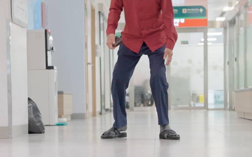 Đôi chân cong vẹo, mất khả năng gấp duỗi, bước đi ngang của bệnh nhân Giang