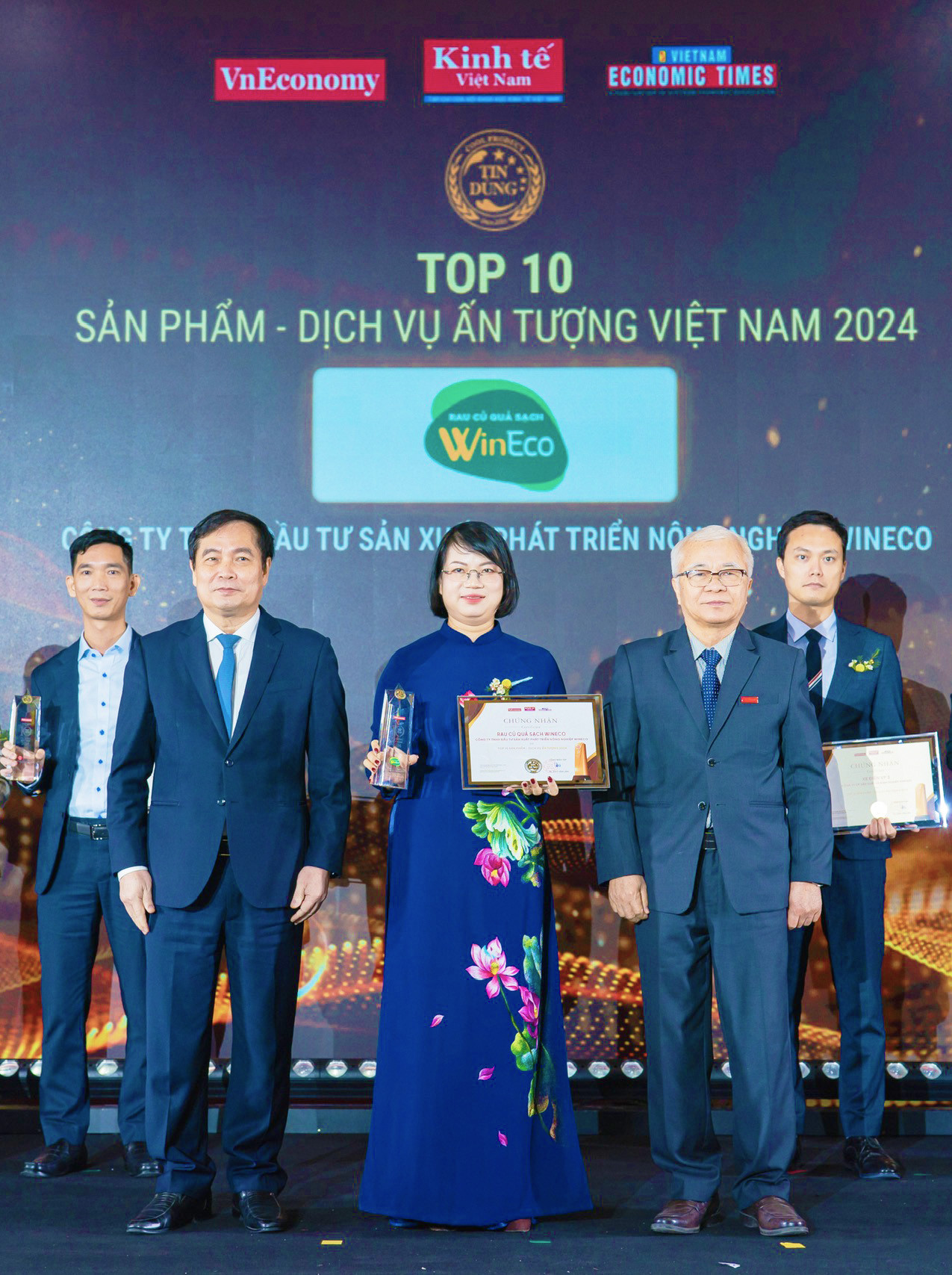 Đại diện WinEco nhận giải thưởng Top 10 Sản phẩm, Dịch vụ ấn tượng năm 2024 Đại diện WinEco nhận giải thưởng Top 10 Sản phẩm, Dịch vụ ấn tượng năm 2024