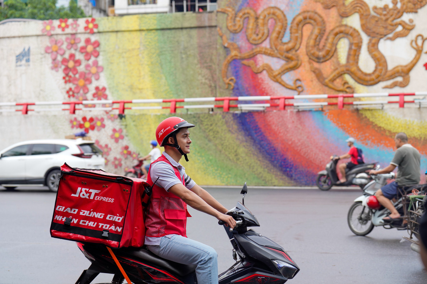 Sản lượng đơn hàng tăng cao, shipper làm việc từ sáng sớm đến tối muộn vẫn còn đơn hàng.