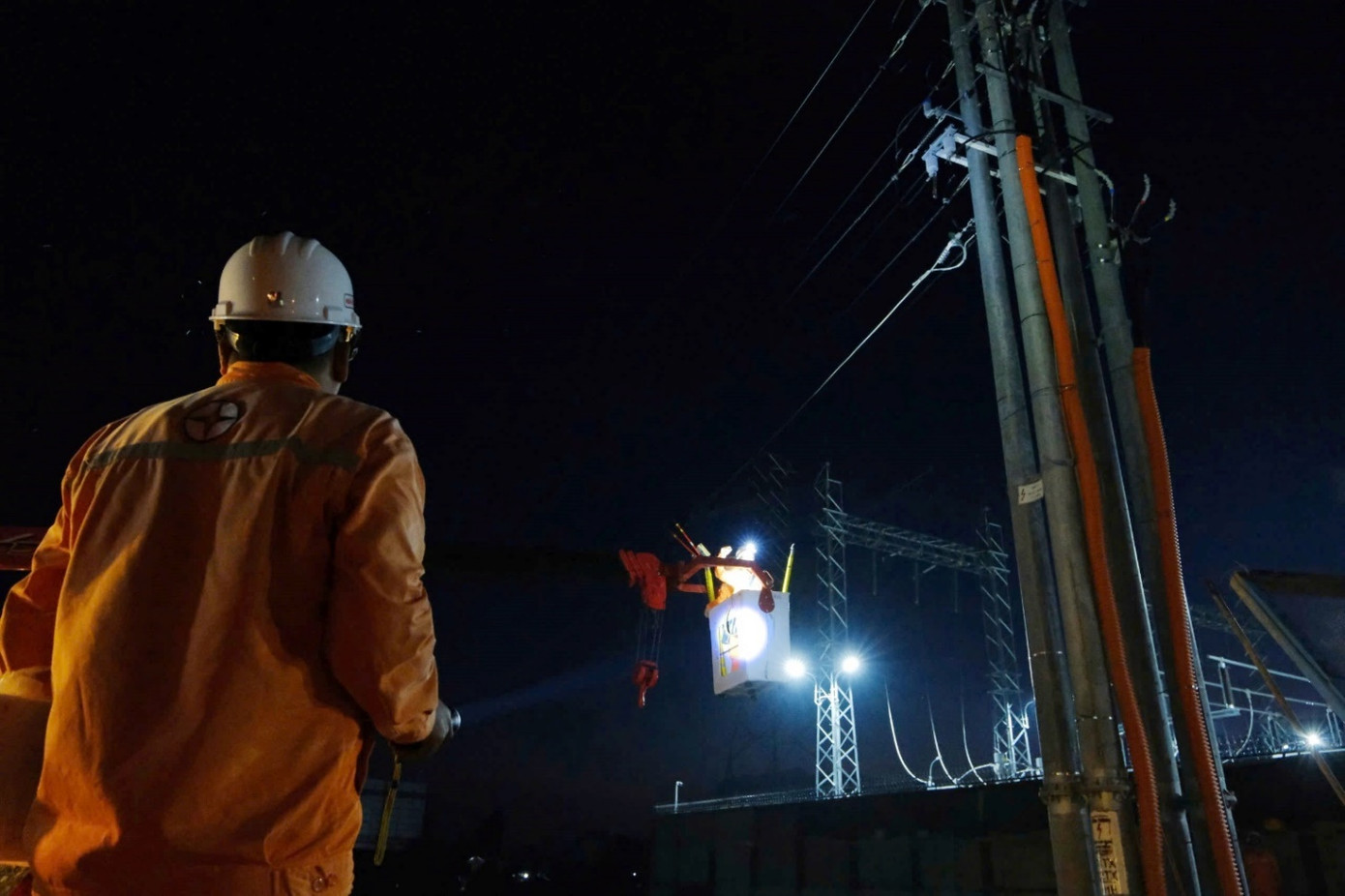 Các đơn vị đều thi công cả đêm để đảm bảo tiến độ công trình.