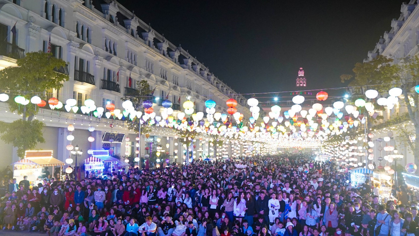 Phố đi bộ The Rome đã đón hàng ngàn lượt khách trong đêm Countdown hàng năm Phố đi bộ The Rome đã đón hàng ngàn lượt khách trong đêm Countdown hàng năm
