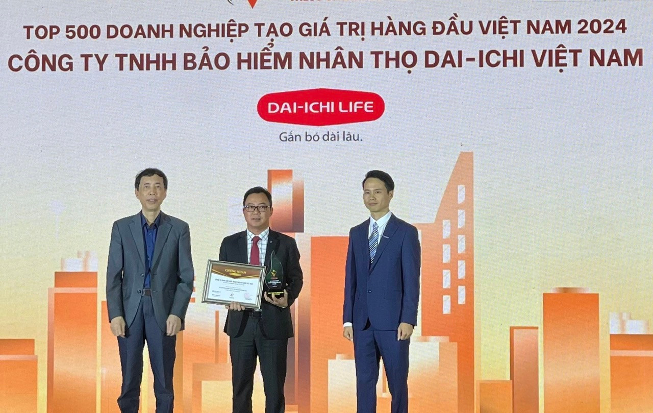 Ông Trần Thanh Tú, Phó Tổng giám đốc Pháp lý, Đối ngoại và Đào tạo Bảo hiểm Dai-ichi Life Việt Nam nhận giải Top 500 doanh nghiệp tạo giá trị hàng đầu Việt Nam năm 2024