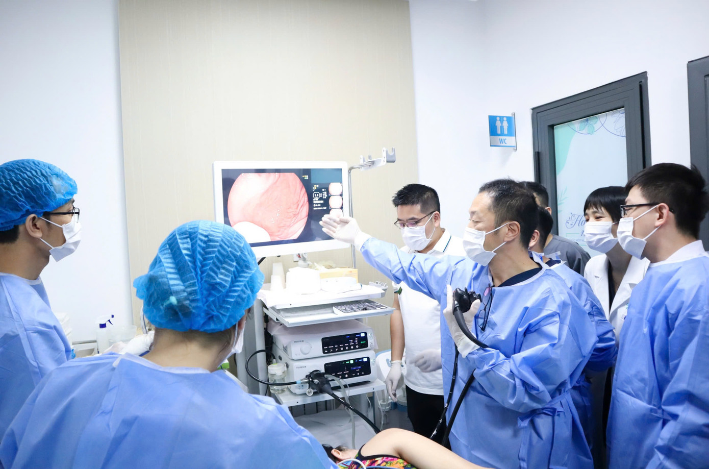 BS Kinoshita Koshi - Trưởng Khoa Nội Tiêu Hóa và Nội Soi - Bệnh viện Trung Ương Kyoto Miniren (Nhật Bản) hướng dẫn các bác sĩ Bệnh viện Đại học Y Dược Buôn Ma Thuột trong một chương trình sinh hoạt khoa học