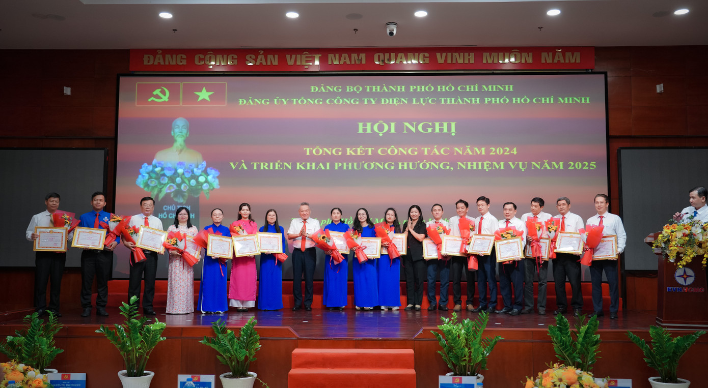 Đồng chí Nguyễn Thị Bạch Mai - Thành ủy viên, Phó trưởng Ban thường trực Ban Dân vận Thành uỷ (thứ 8 từ phải sang) và đồng chí Phạm Quốc Bảo - Bí thư Đảng ủy, Chủ tịch HĐTV EVNHCMC (thứ 8 từ trái sang)