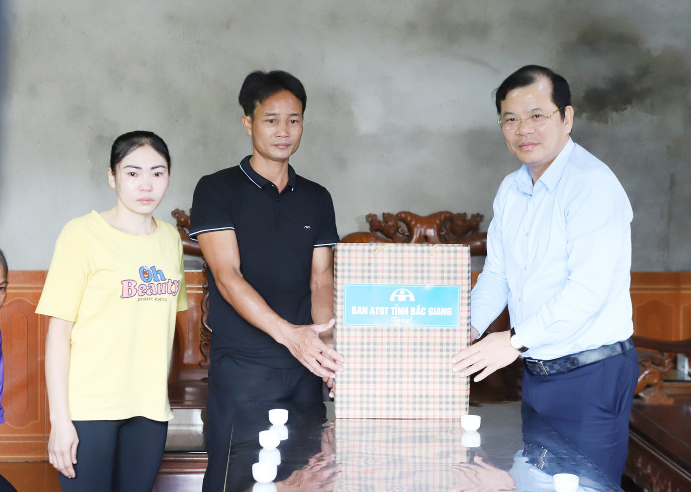 Phó Chủ tịch UBND tỉnh Bắc Giang Phan Thế Tuấn động viên gia đình có nạn nhân TNGT