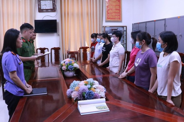 Cơ quan Cảnh sát điều tra Công an thành phố Vinh đọc lệnh khởi tố các bị can trong đường dây trục lợi bảo hiểm năm 2023. Cơ quan Cảnh sát điều tra Công an thành phố Vinh đọc lệnh khởi tố các bị can trong đường dây trục lợi bảo hiểm năm 2023.