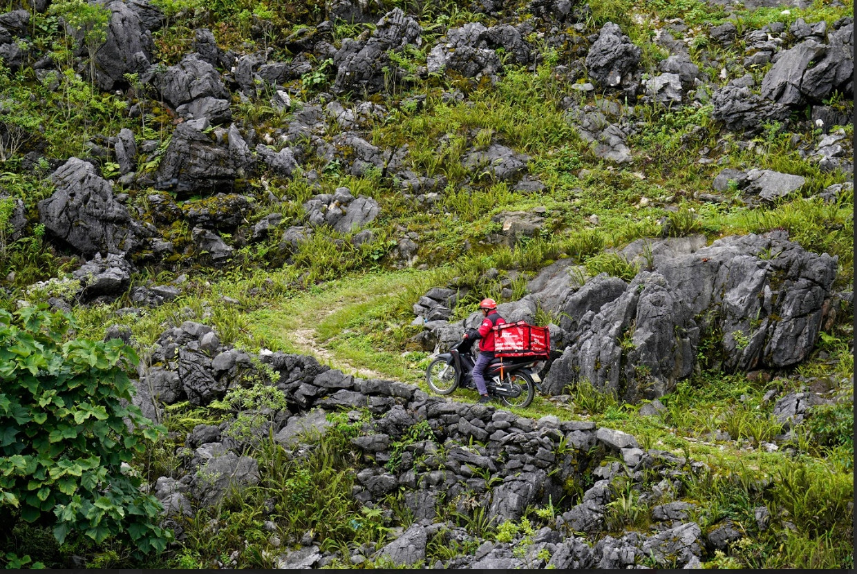 Shipper J&amp;T Express giao hàng cho bà con tại khu vực Tây Bắc.