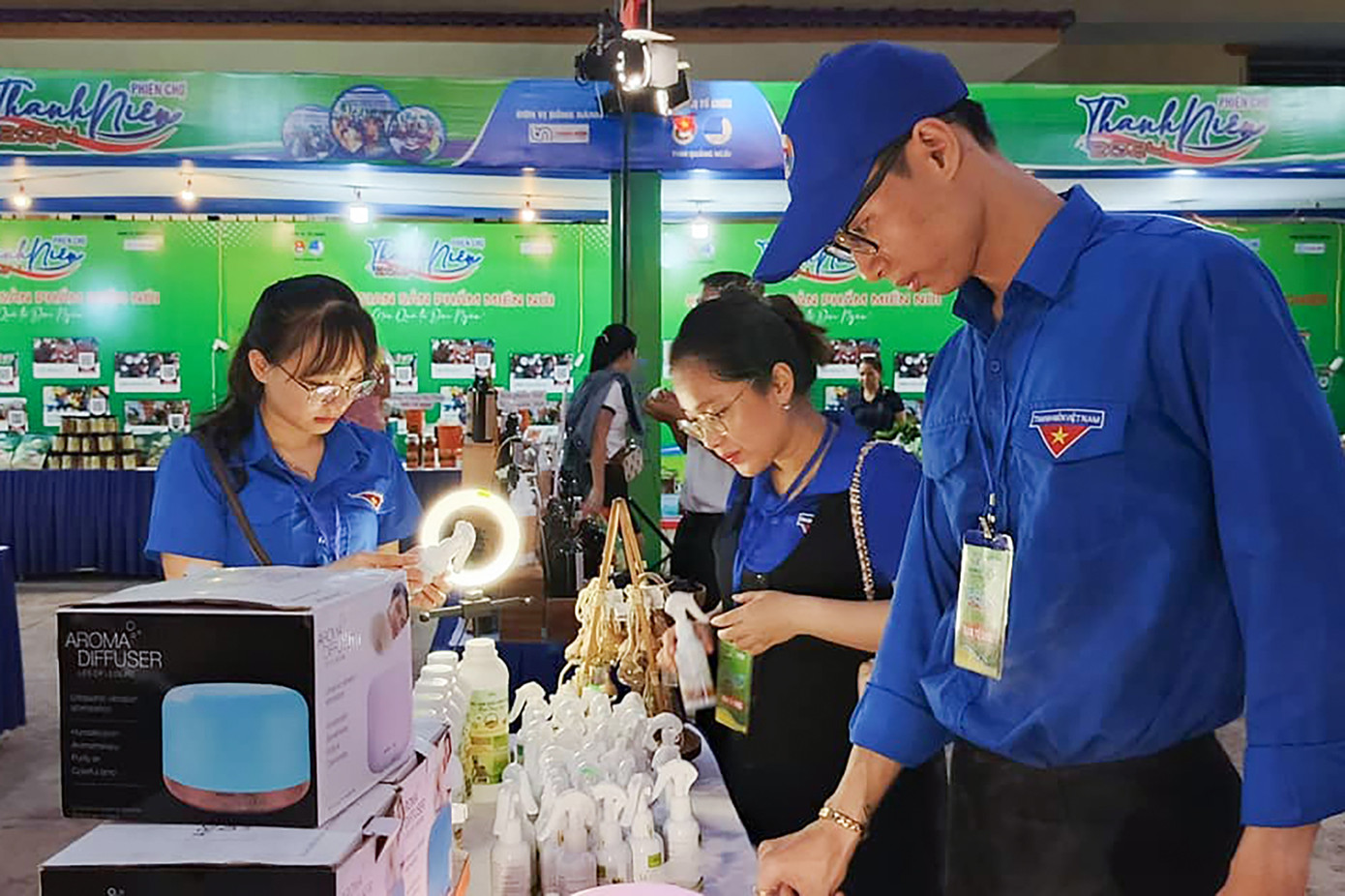 Phiên chợ thanh niên được tổ chức thường xuyên Phiên chợ thanh niên được tổ chức thường xuyên