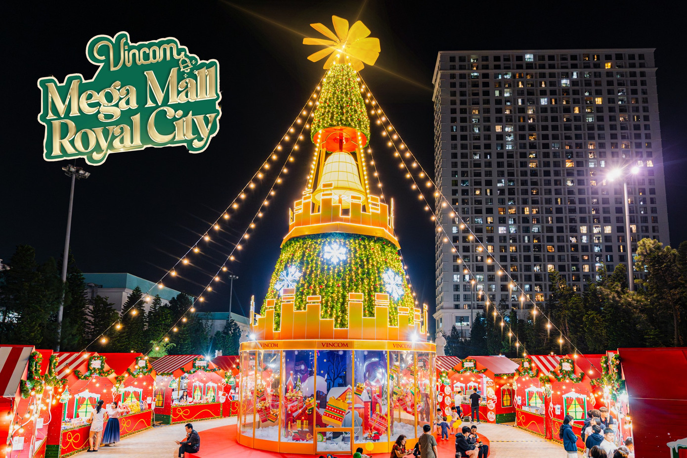 Đắm chìm vào không gian mùa lễ hội với những cây thông Noel lấp lánh ánh đèn tại Vincom Mega Mall Royal City