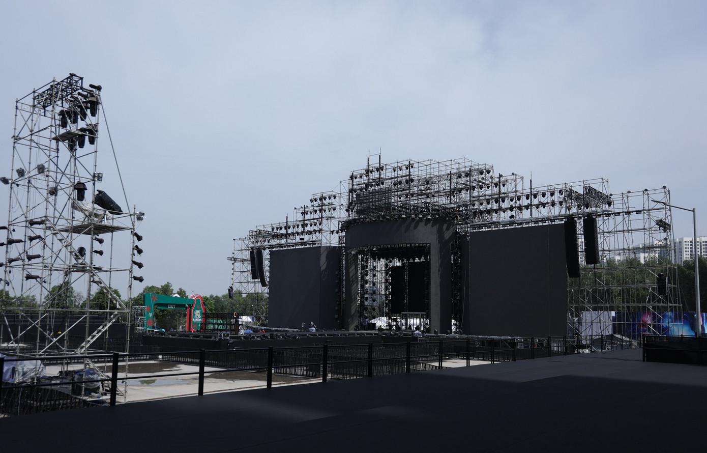 Trong nhiều ngày qua, đội ngũ nhân sự đã miệt mài thi công khu vực trải nghiệm bên lề. Từ gian hàng triển lãm của VinFast, FGF - Vì Tương lai Xanh (For Green Future), “Trạm hút lộc Special” của Bia Saigon Special đến booth check-in hoành tráng của các fandom như Sunny (cộng đồng fan của ChiPu), hội fan của tổ đội GERDNANG… đang dần hoàn thiện, hứa hẹn mang đến cho du khách những không gian trải nghiệm đặc sắc và vui nhộn.