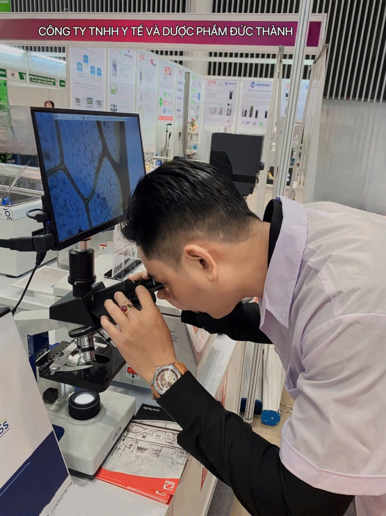 Thầy thuốc Nguyễn Đức Thành đang soi biến chủng HPV mới