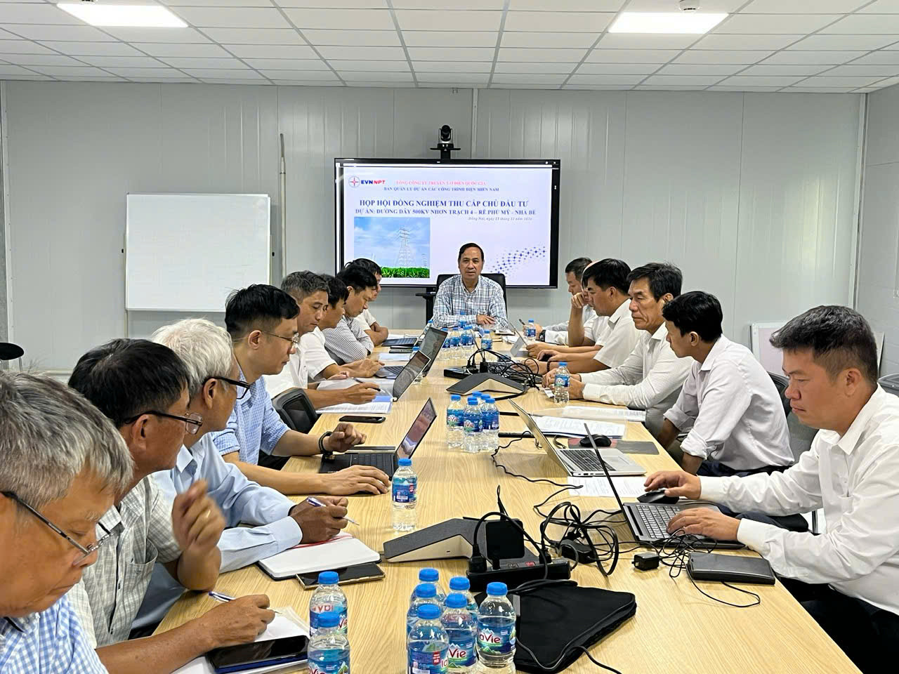 Trước đó, ông Bùi Văn Kiên – Phó Tổng giám đốc EVNNPT, Chủ tịch Hội đồng nghiệm thu cấp chủ đầu tư đã chủ trì họp Hội đồng và các thành viên Hội đồng đã thống nhất đóng điện dự án
