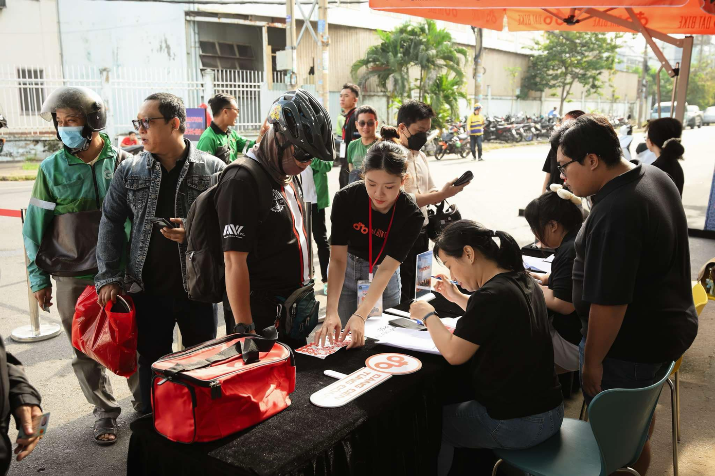 Khách hàng háo hức nhìn tận mắt, sờ tận tay chiếc xe Quantum S series mới “ra lò”