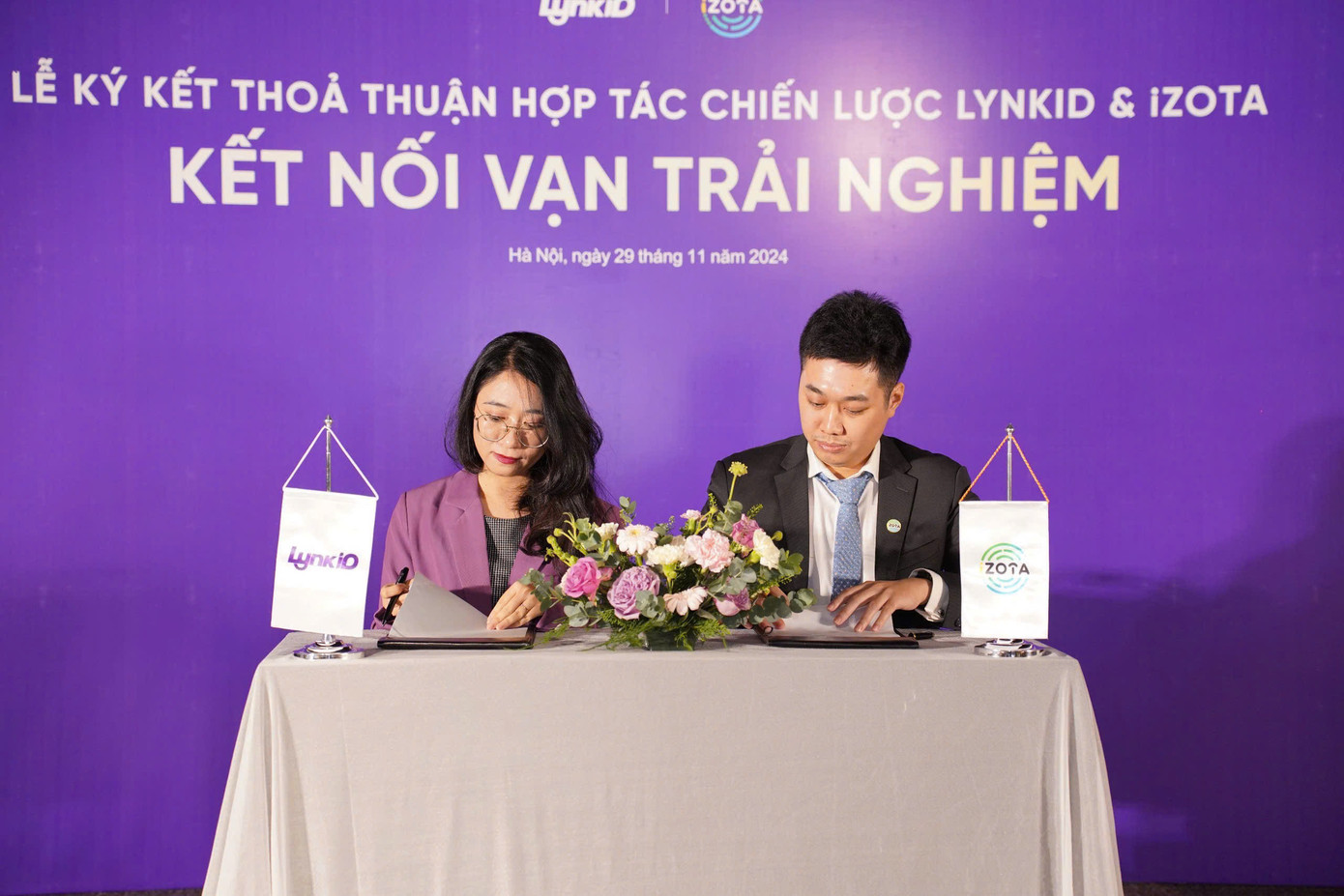 Bà Trần Tố Uyên – đại diện LynkiD (bên trái) tại Lễ ký kết