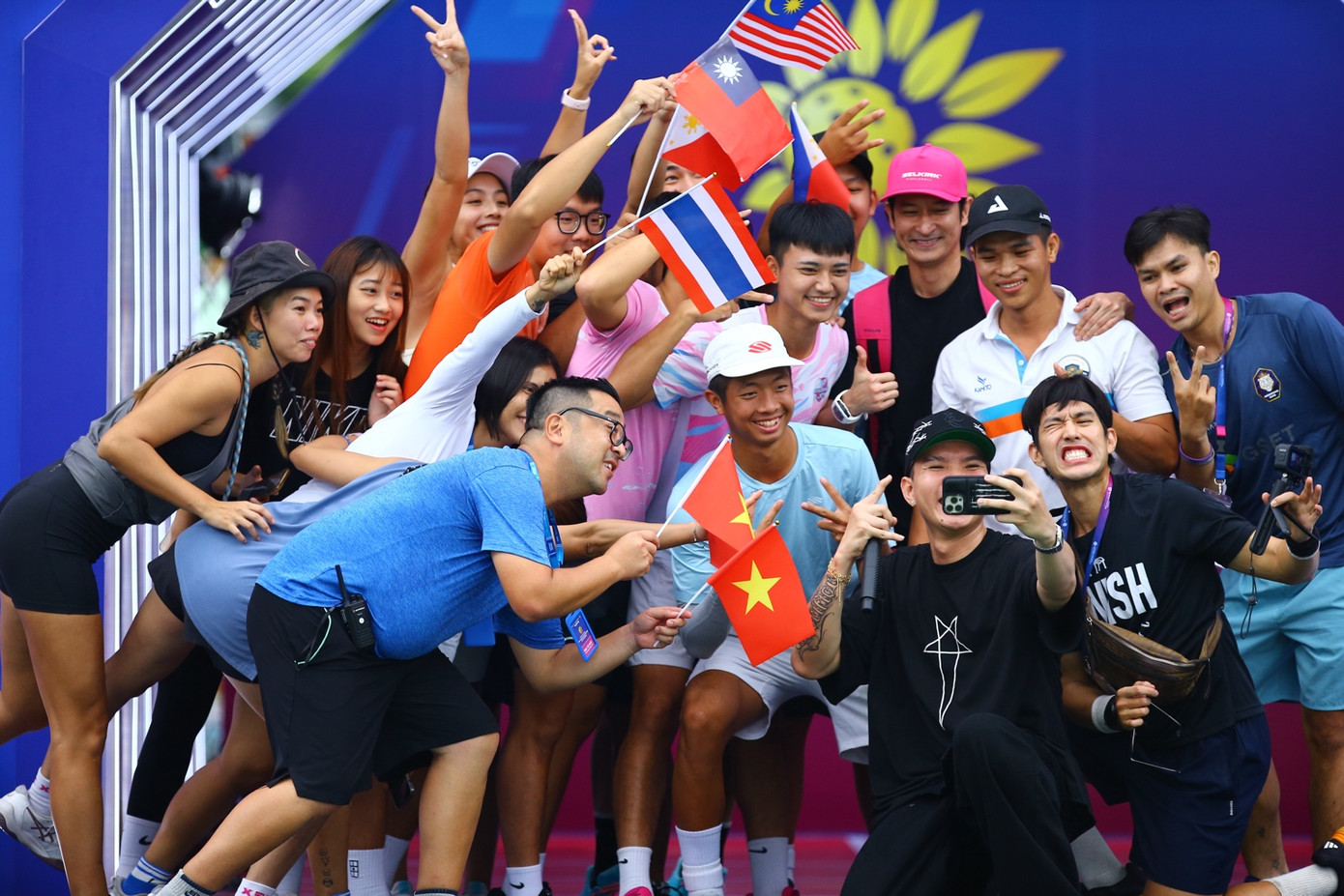 Thần đông Quang Dương thu hút fan hâm mộ. Thần đông Quang Dương thu hút fan hâm mộ.